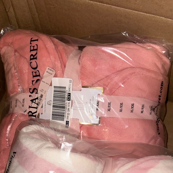 Robe Short cozy soft plush Victoria’s Secret size large/xlarge pink ✨💗 - Picture 7 of 7
